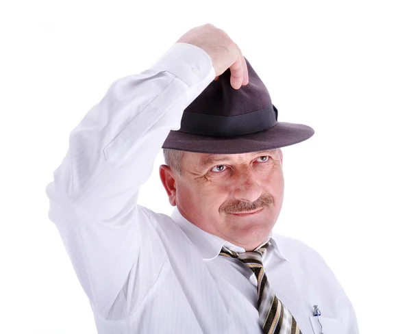Серьёзно выглядящий пожилой джентльмен с усами, опрокидывающими шляпу. — стоковое фото