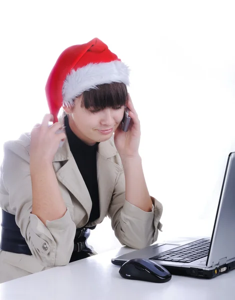 Hermosa mujer de negocios está trabajando en la oficina en Santa Claus sombrero - hablando —  Fotos de Stock