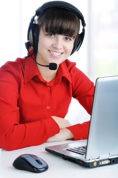 Schöner Kundenvertreter mit einem lächelnden Headset während eines Telefongesprächs — Stockfoto