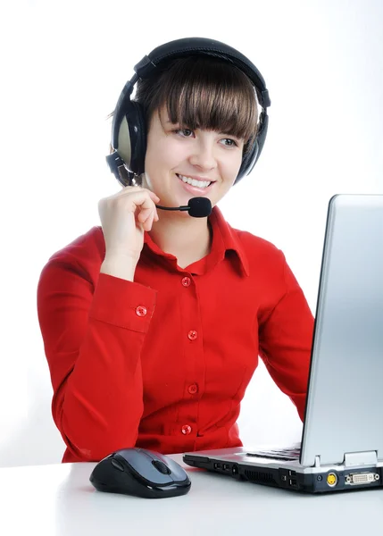 Mooie klant vertegenwoordiger met headset lacht tijdens een telefoon c — Stockfoto