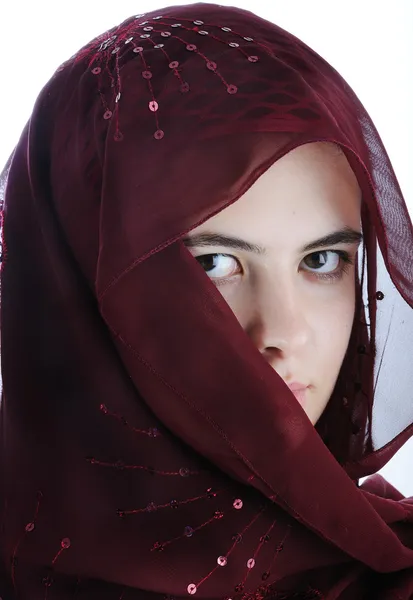 Árabe adolescente hembra aislado en un fondo blanco —  Fotos de Stock