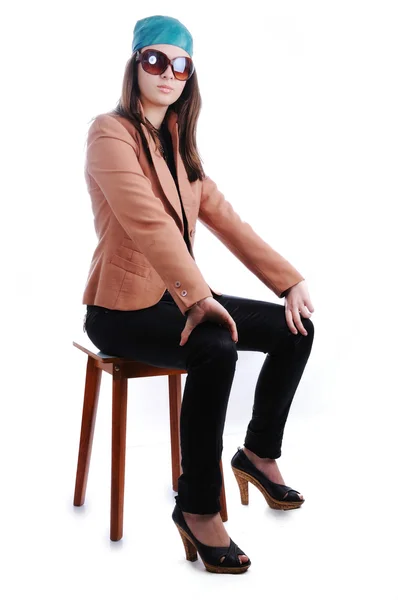 Dospívající dívka v módní oblečení, sedí na židli — Stock fotografie
