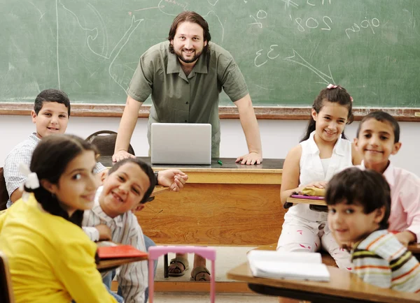 Kölcsönhatás között a tanár és a gyerekek, vicces osztály az iskolában — Stock Fotó