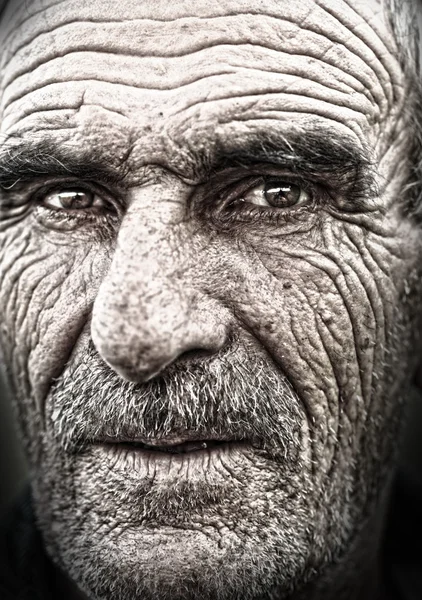 Närbild porträtt av gammal man, skrynklig äldre hud, ansikte — Stockfoto