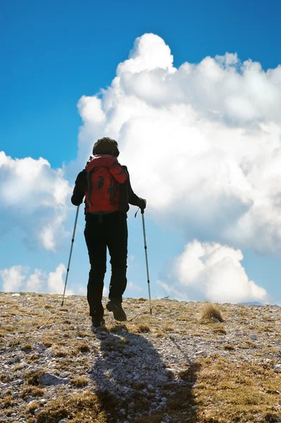 Bergsteiger besteigt den Berg — Stockfoto
