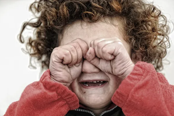 Öksüz, terk edilmiş çocuk ağlıyor kirli — Stok fotoğraf