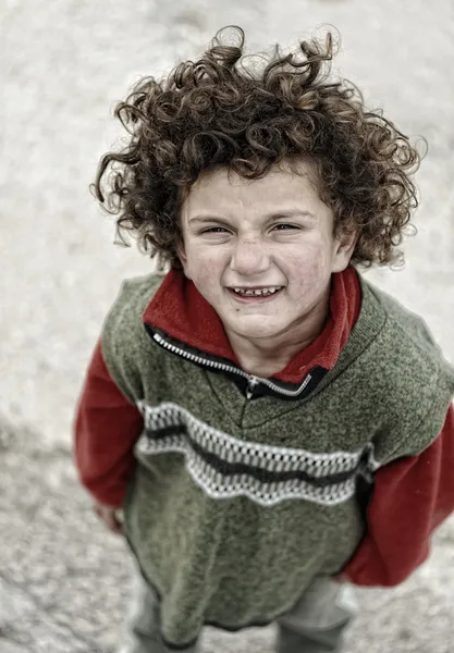 Бедный грязный ребенок на улице, длинные волосы — стоковое фото
