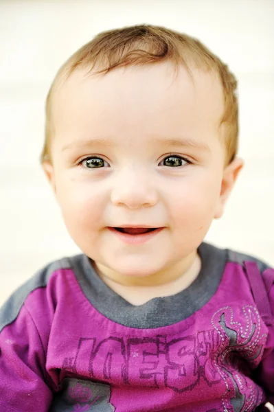 Retrato de feliz alegre y hermoso niño — Foto de Stock