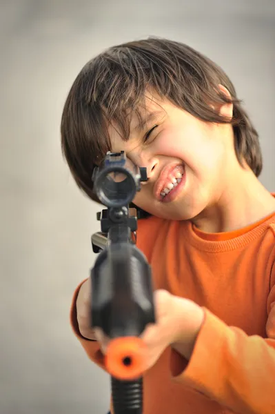 Enfant avec arme à feu — Photo