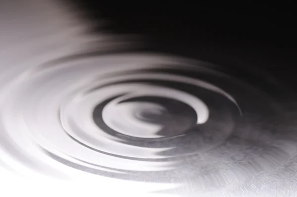 Queda de água no líquido ondulado close-up — Fotografia de Stock