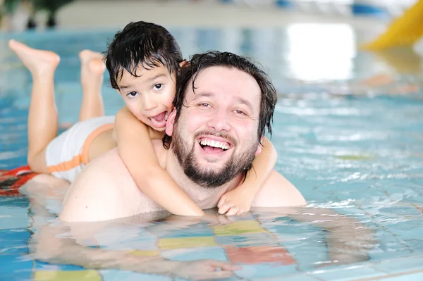 가족 수영 — 스톡 사진