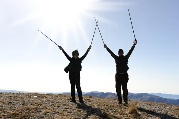 Rock-escaladores no fundo paisagem de montanha com as mãos esticadas em — Fotografia de Stock
