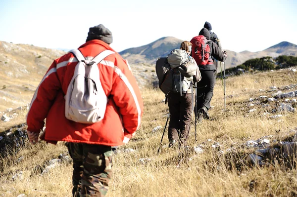 Dağlarda yürüyüş, yürüyüş ve backpacking spor — Stok fotoğraf