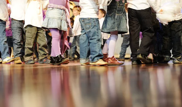 Molte piccole gambe - gruppo di bambini che camminano insieme, piedi carini — Foto Stock