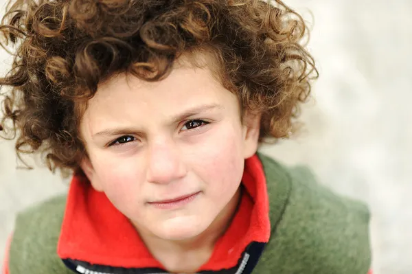 Küçük güzel bir İspanyol (karışık ırk) çocuk, portre — Stok fotoğraf