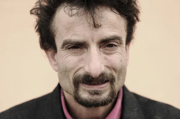 Porträt eines Mannes mit rauem Gesicht, Zigeuner — Stockfoto