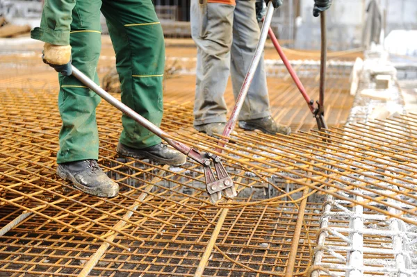 Un trabajador de la construcción conectando vigas de hierro — Foto de Stock