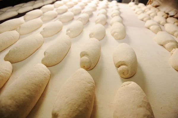 Na padaria de pão, fábrica de alimentos — Fotografia de Stock
