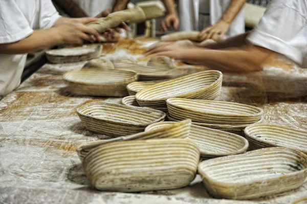 Dans la boulangerie de pain, usine alimentaire — Photo