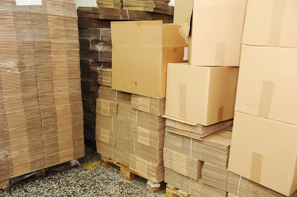 Стопки картонных коробок — стоковое фото