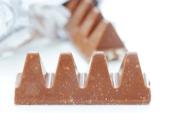 Schokoladenstücke auf Weiß — Stockfoto
