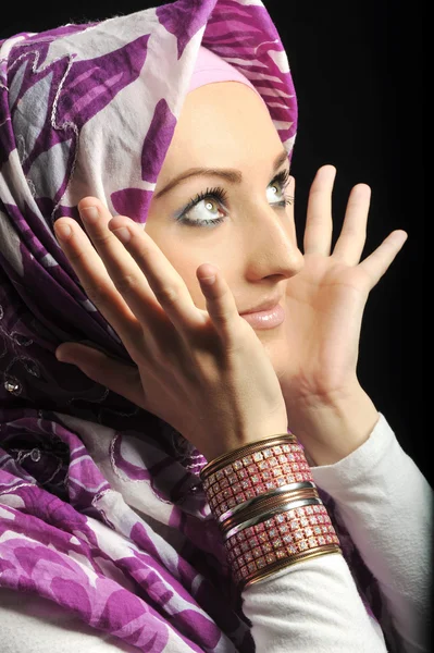 Bella ragazza di moda musulmana — Foto Stock