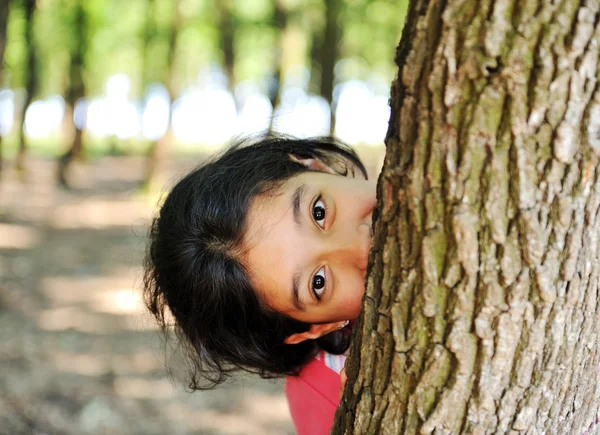 Menina na floresta escondendo — Fotografia de Stock