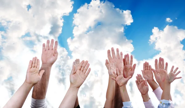 Muitas mãos erguendo o céu juntas — Fotografia de Stock