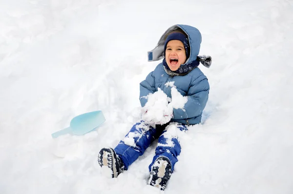 Велика активність на снігу, дітей і щастя — стокове фото