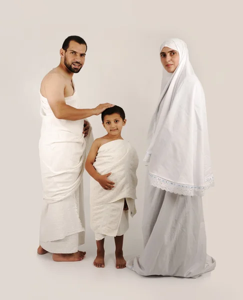 Peregrinos muçulmanos em roupas brancas tradicionais — Fotografia de Stock