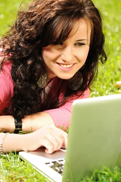 Kobieta atrakcyjna para w parku na laptopa — Zdjęcie stockowe