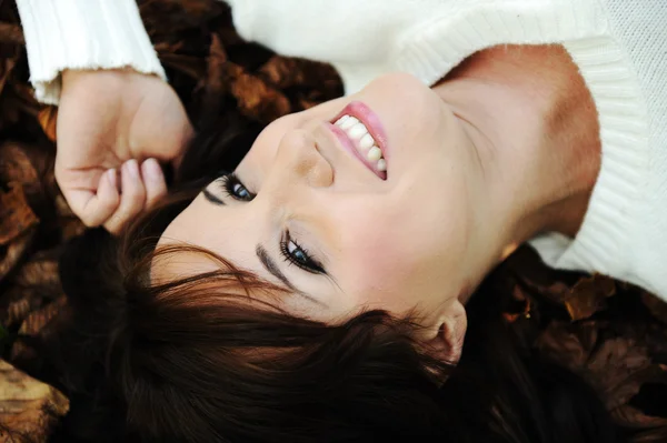 Retrato de cerca de una hermosa mujer de otoño tendida en el suelo —  Fotos de Stock