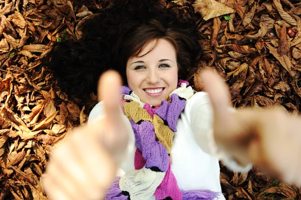 Detailní portrét krásné podzimní žena položila na zem — Stock fotografie