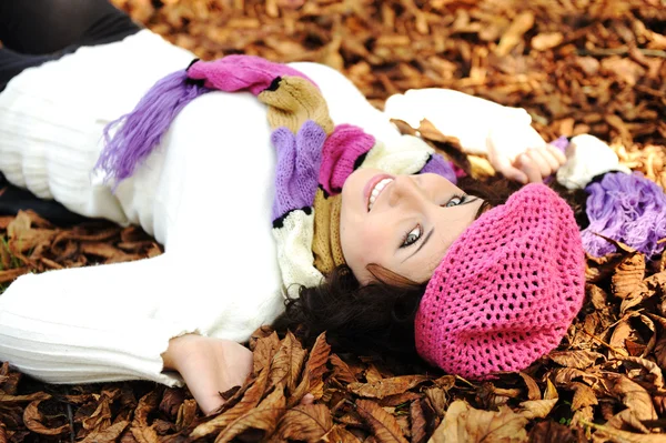 Ritratto ravvicinato di una bella donna autunnale sdraiata a terra — Foto Stock