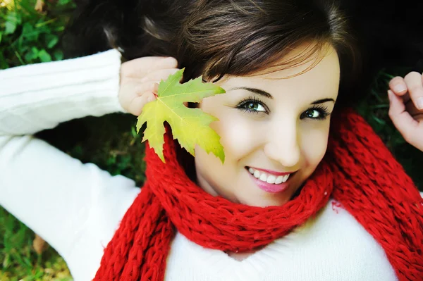 Nahaufnahme Porträt einer schönen Frau im Herbst — Stockfoto