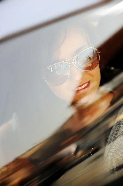 Beauty woman in moving car — Stock Photo, Image
