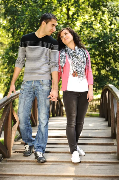 Bela cena de dois amantes adolescentes na natureza, jovem casal juntos andando — Fotografia de Stock