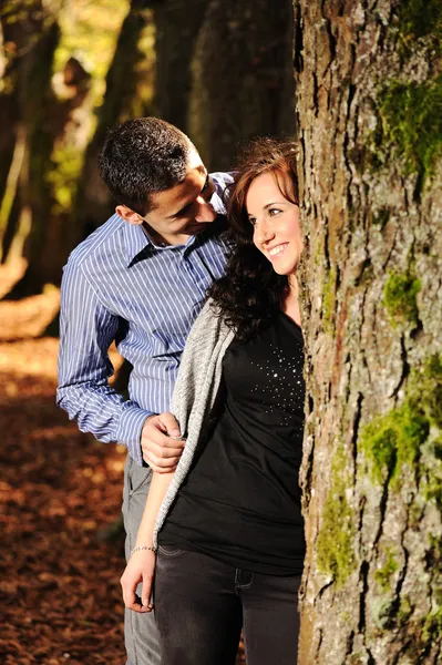 Liebende Teenager in der Natur reden miteinander und verlieben sich :) — Stockfoto