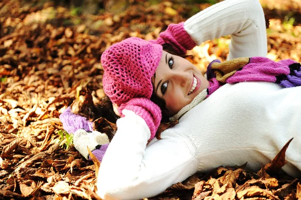 Młoda piękna dziewczyna na ziemi jesień, liście, idealną twarz i natu — Zdjęcie stockowe