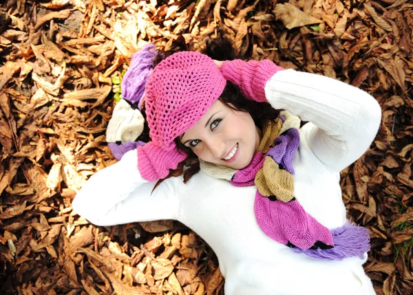 Jeune fille de beauté étendu sur le sol d'automne et feuilles, visage parfait et natu — Photo
