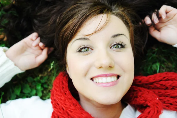 Menina de beleza jovem que coloca no chão de outono e folhas, rosto perfeito e natu — Fotografia de Stock