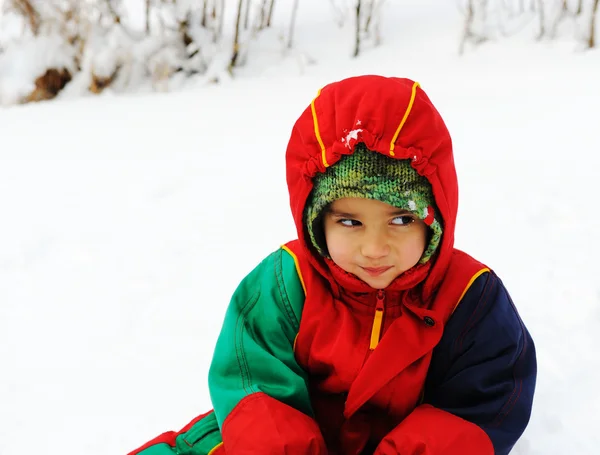 Щаслива дитина в снігу, біла зима — стокове фото