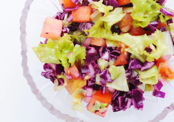 Salada verde fresca preparada em mesa de refeição branca — Fotografia de Stock