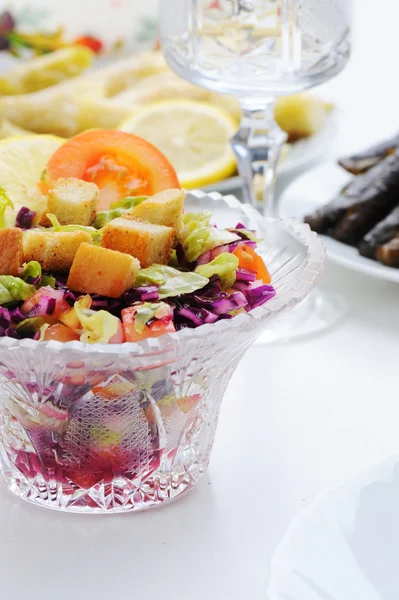 Świeże sałaty przygotowane na posiłek biały stół — Zdjęcie stockowe