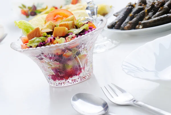 Salade verte fraîche préparée sur table blanche — Photo