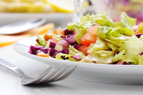 Świeże sałaty przygotowane na posiłek biały stół — Zdjęcie stockowe