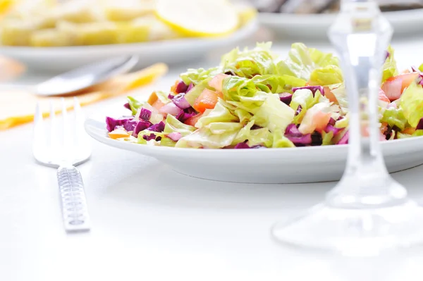 Ensalada verde fresca preparada en mesa de comida blanca —  Fotos de Stock