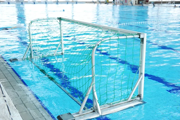 Uma piscina é configurada para uma competição de pólo aquático — Fotografia de Stock