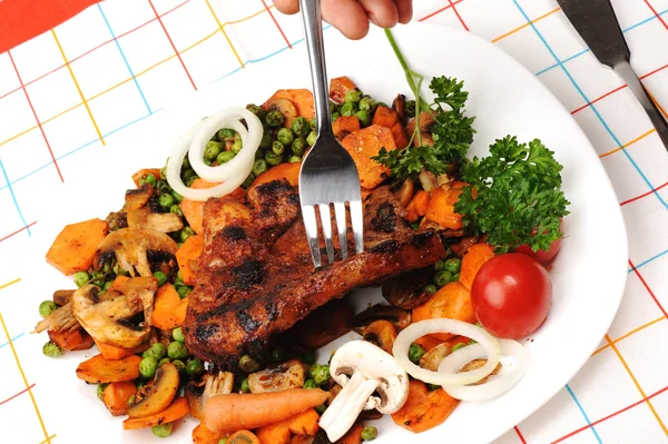 Fleisch mit Gemüse und Gemüse - zubereitete und servierte Mahlzeit Stockbild