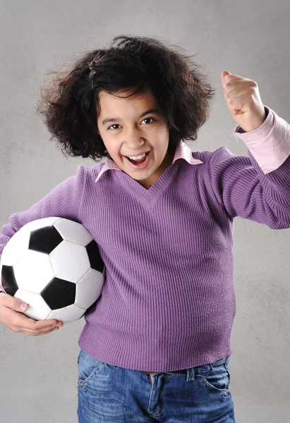 Jong meisje met voetbal Stockafbeelding